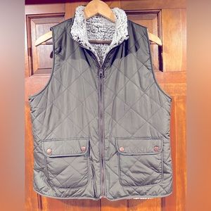 Thread and Supply Women’s Large Reversible Quilted and Sherpa Lined Vest Olive